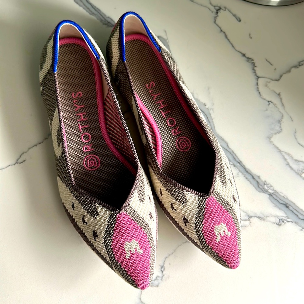 Barely worn pink and gray Rothy’s with pointy toe. Excellent condition size 7